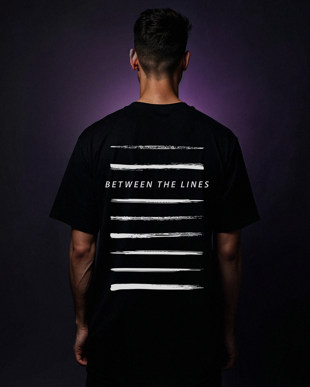 Camiseta extragrande con parche en la espalda de Between The Lines, unisex